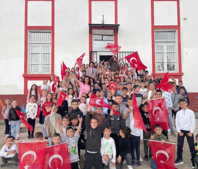 ozzie8811's tweet photo. 🇲🇰 A Turkish school in Macedonia.

More proof that Balkans is Turk. And will always be Turk. And will return to Turks.. again. https://t.co/9q23Z1wYOC