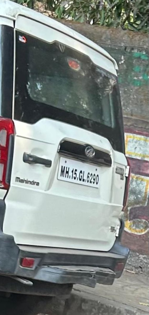 SentinelWachter's tweet photo. What is the amount of protection money provided to the #chembur #traffic #division to not take any action against this #scorpio More than 500 complaints made regards #illegal parking of this vehicle on the #chhedanagar service road & below the #amarmahal bridge But NO ACTION Why? https://t.co/hE9YwFEpVR