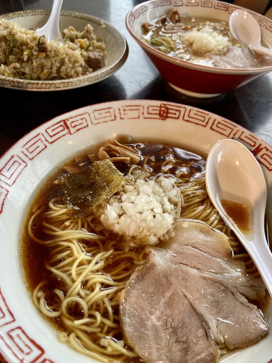 it33782899's tweet photo. 昨日のランチはおチビ家族と
八王子ラーメン【びんびん亭】へ
具材に刻み玉ねぎが入ったラーメンは醤油ベースのスープによく合っていて美味しい🍜 https://t.co/vKFBELvu8y