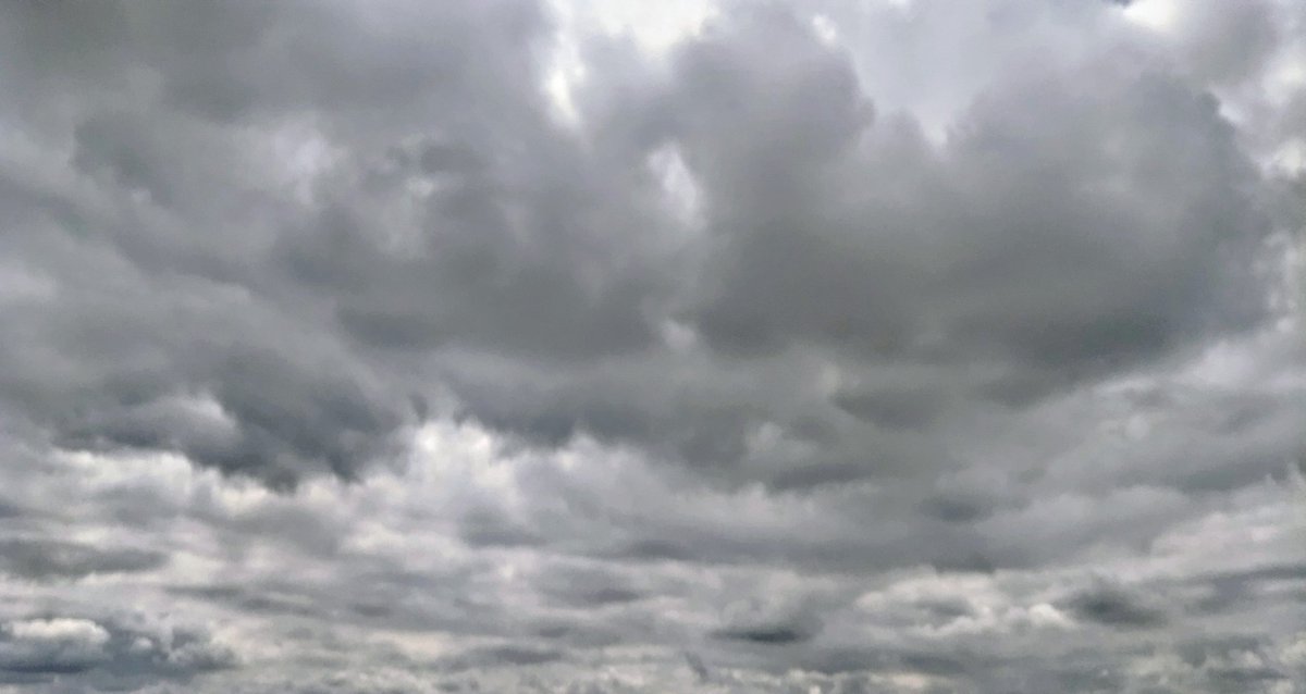 taru2siru2's tweet photo. ココのトコ、天気がパッとしないケド、雲で空が賑やかだからヨシとする😊

月曜日かぁ...。
今週も頑張りますかね😁

皆様、ご安全にー✨

＃イマソラ
＃空が好き
＃雲が好き https://t.co/RKpKwnLXpQ