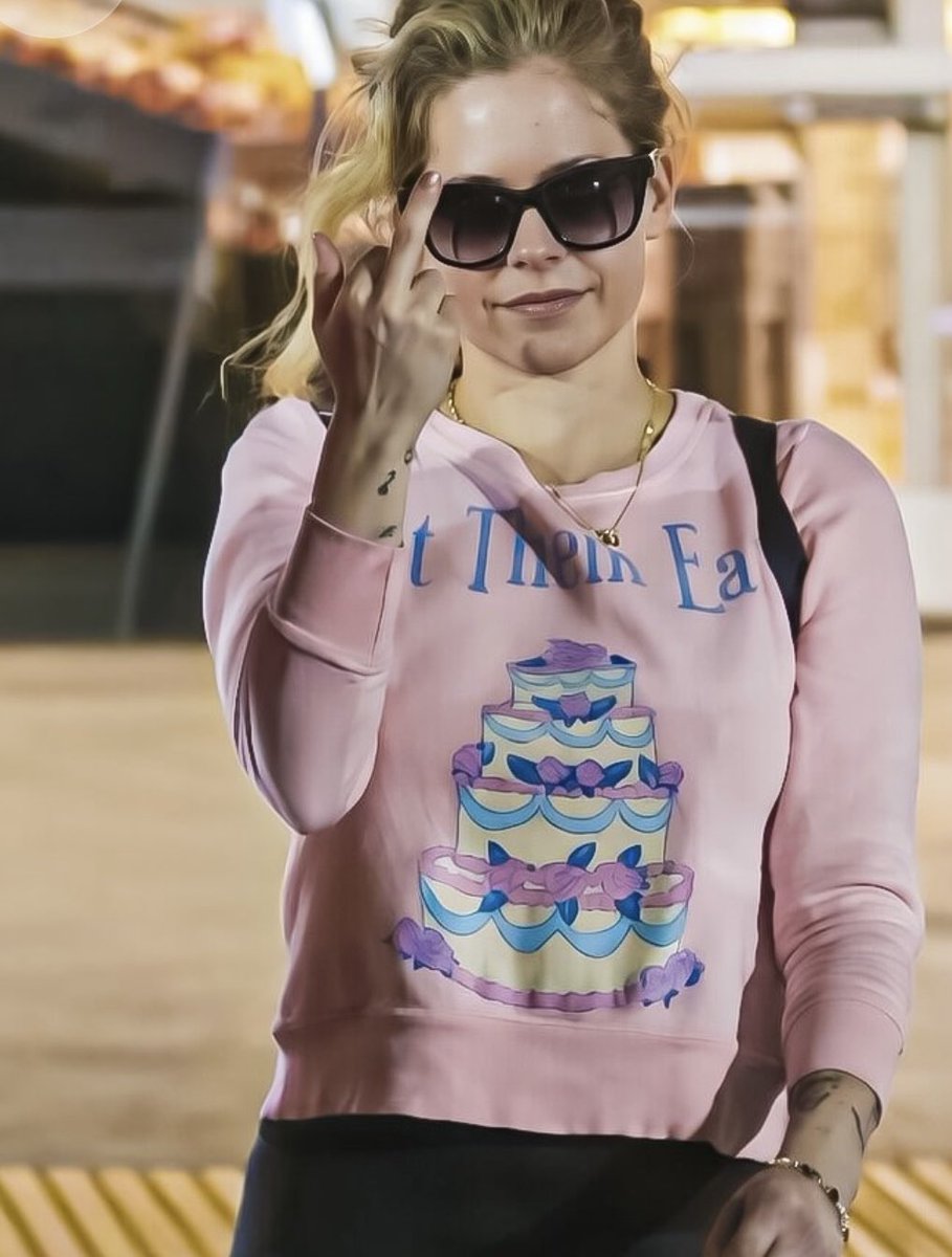Support4Avril's tweet photo. QUEEN 😭

who remembers when a Billboard’s interviewer lost her job cause she went to Avril Lavigne’s house and ended up writing Avril had a ‘resting bitch voice’ and avril wore this jumper written ‘let them eat 🎂🖕🏻’ on the very next day. https://t.co/hBr9BUn6qD