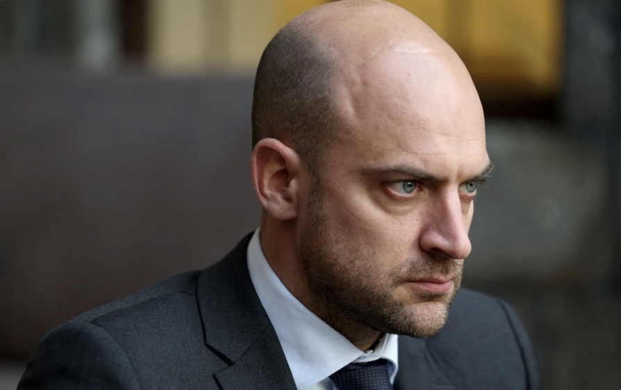LaColitruche's tweet photo. Je mets une pièce sur Barrot comme candidat à la présidentielle 2027.
Il est charismatique, intelligent, audacieux et à l'écoute.
Sa stature internationale, son expertise économique et sa vision éclairée des phènomènes sociétaux complètent ce profil idéal pour la fonction. https://t.co/EGMps5qmvr