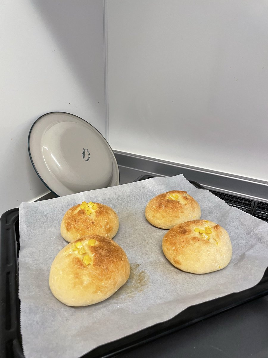 utamitsu's tweet photo. コーン入りのベーグルにしようと思ったら、
とうもろこしの水分量を計算せず、べちゃべちゃの生地に。。
なんとか、やりくりして、
ベーグルでもなくなったけど、
美味しかったから、セーフ。 https://t.co/SdZ1a7aYHn