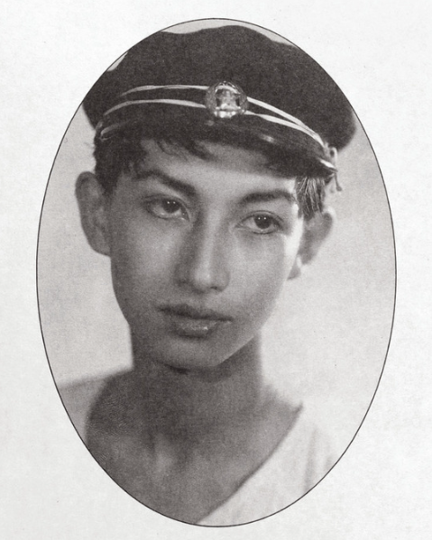 yayoi_yumeji's tweet photo. 美輪明宏氏が逝去されました。ご冥福をお祈りいたします。
当館が1991年に「美少年展」を開催した際に、少年時代のご自分の写真をくださったことがあります。昭和初期頃に美少年を描いた画家達の展覧会でしたが、中でも妖しい美少年を描いて随一と言われた高畠華宵の少年に似ていますね。→ https://t.co/SXCsqIJ5ZY