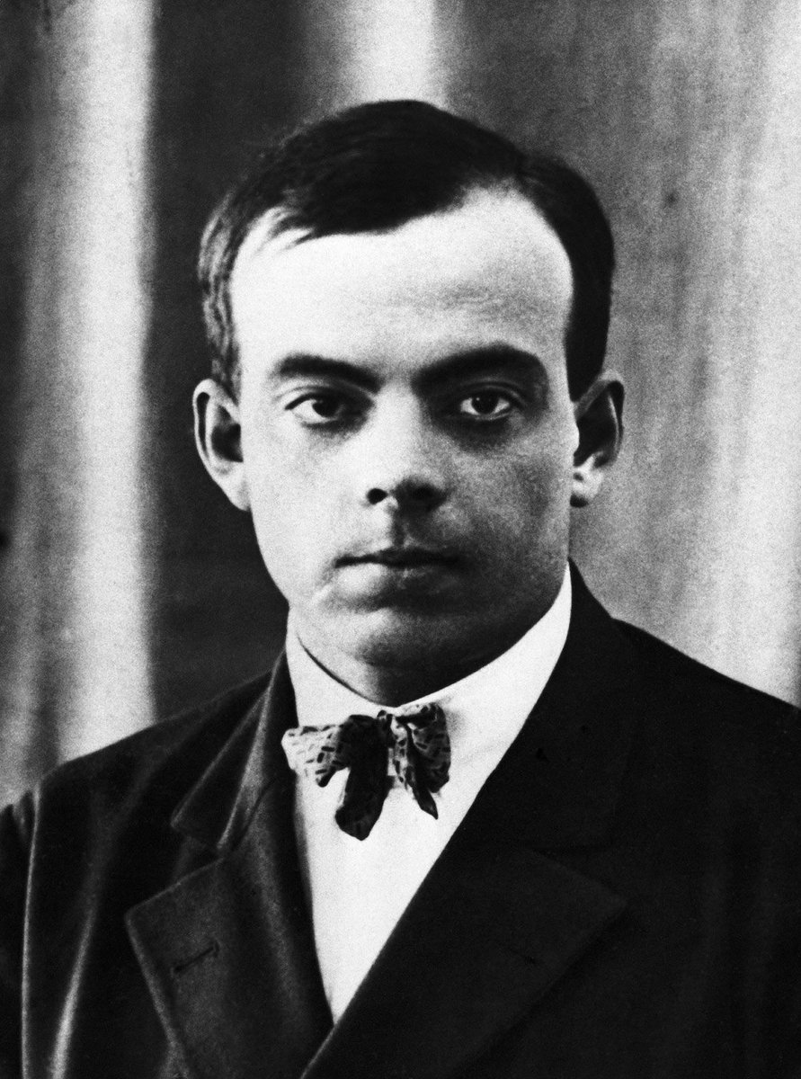 CervantesLib's tweet photo. 1900 Nacía Antoine de Saint-Exupéry
Escritor, aviador y periodista. Es el autor de El Principito, una de las obras más leídas y traducidas del mundo.

¿Quieres ver cuántos Principitos tenemos? Te vas a sorprender👉https://t.co/4JzAtvQFgJ 

#CervantesRecomienda #Libros #Desde1921 https://t.co/TP5RS5Ur4o