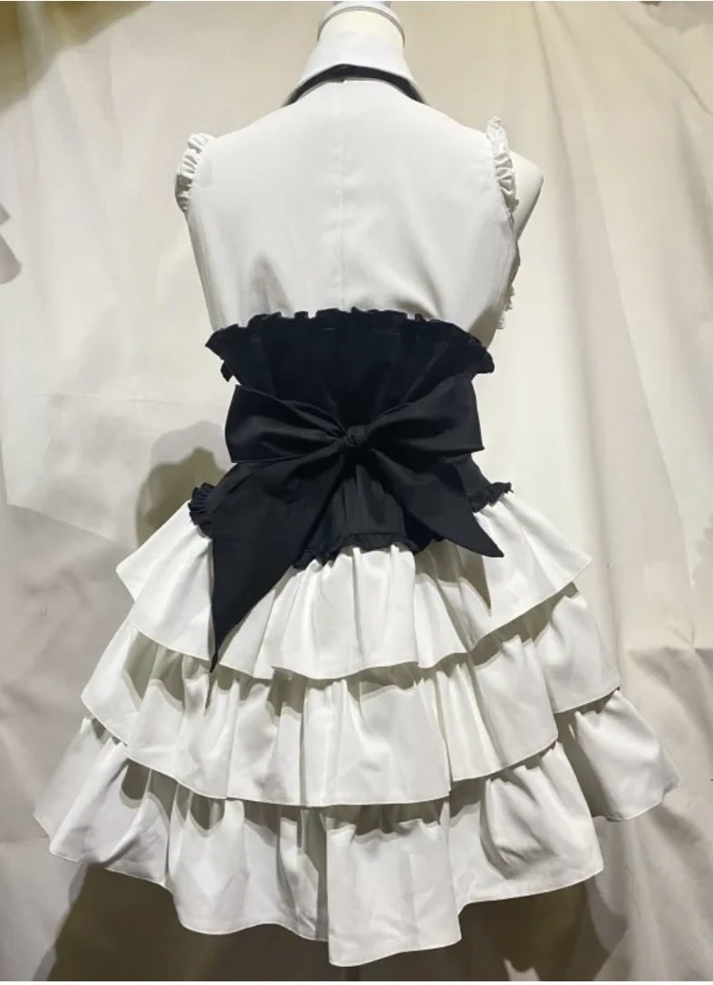 00MARBLE00's tweet photo. 🖤再入荷のお知らせ🤍
十字架モチーフネクタイ付きビスチェ型コルセット風ブラウスワンピース：白×黒ストライプ×黒タイ
https://t.co/cXXYjRZU57
王道の白黒（ストライプ）が再入荷🐈‍⬛なんとこちらも期間限定10%OFF対象！🫢お迎え後すぐに使える夏にピッタリな一枚です♡詳細はHPへ!

#アメ村
#ゴスロリ https://t.co/1RxJEiMq9G