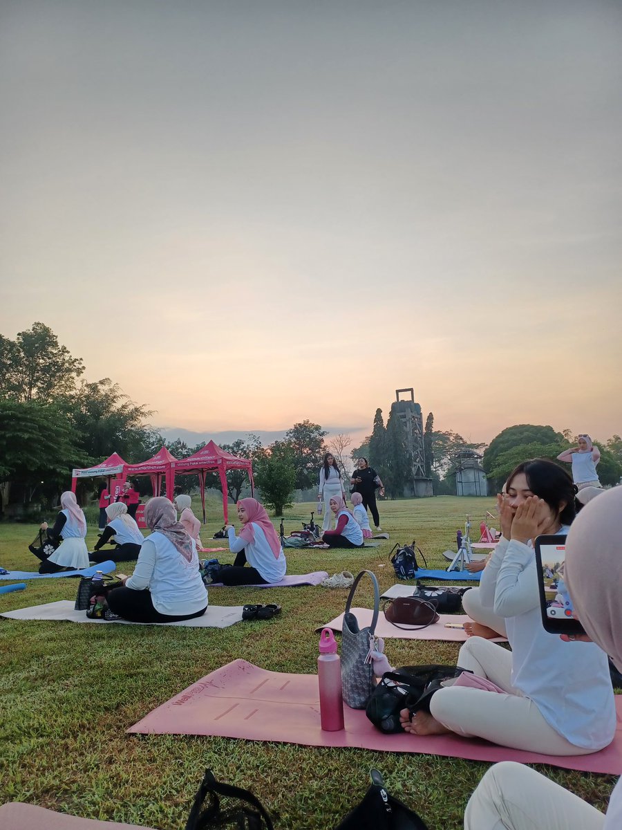 30mchalatte's tweet photo. Buat kakak kakak yang males bangun pagi, ini namanya morning yoga yaa https://t.co/nh2bFOrv4Y