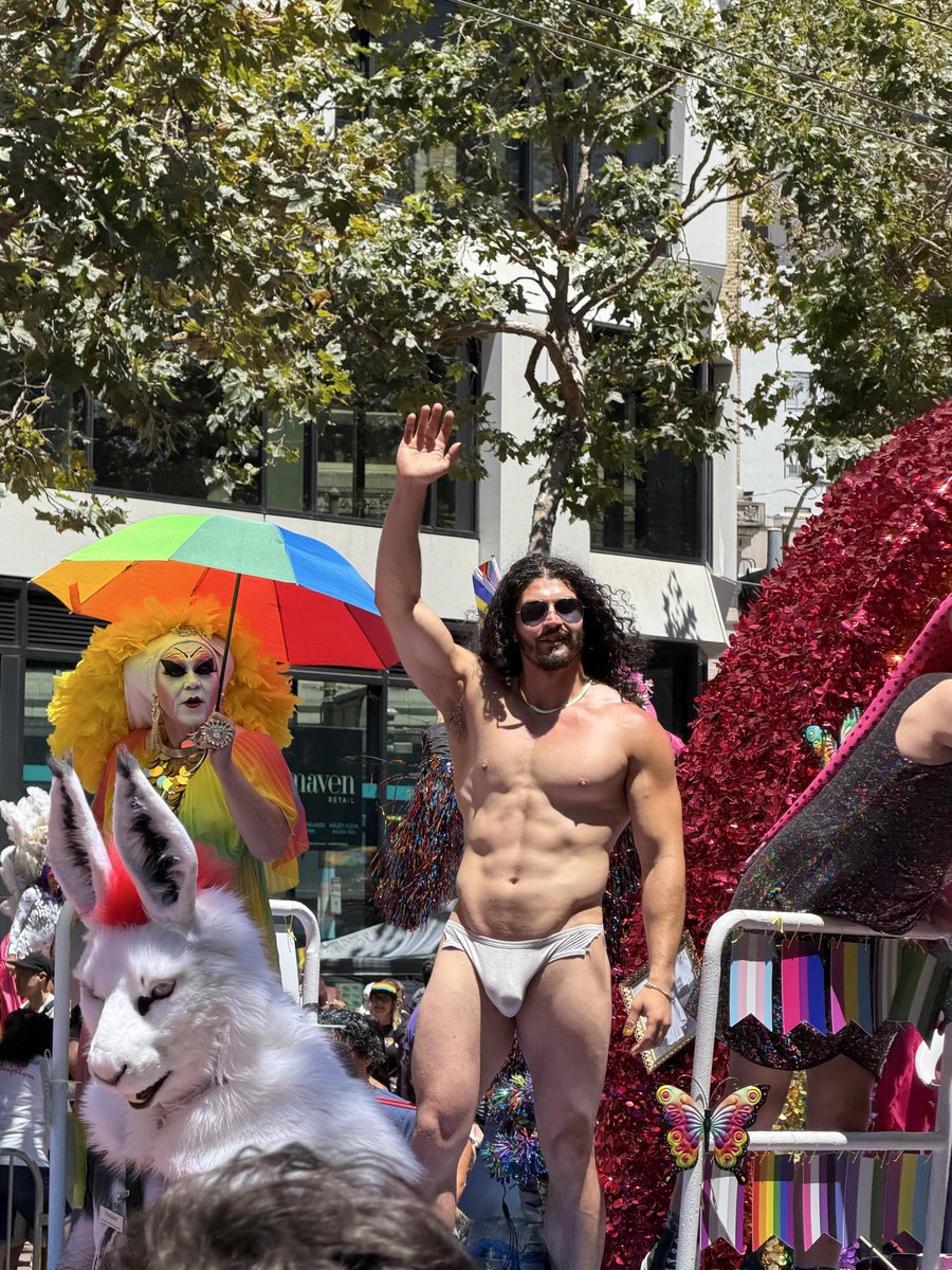 felix_flyn64385's tweet photo. #sfpride https://t.co/cxpA3L7AR2