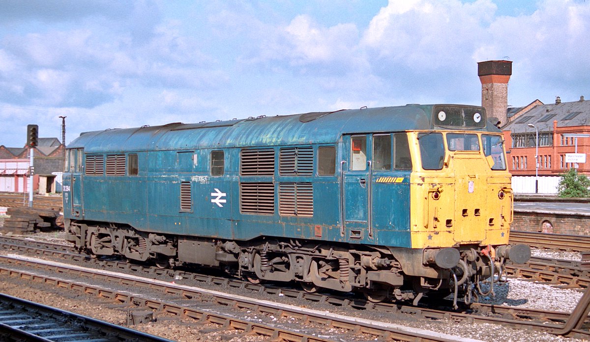 StockportTrains's tweet photo. MANCHESTER VICTORIA: 31284 
The sun did sometimes shine at Manchester Victoria. A well worn 31284 basks on a late afternoon in summer 1989. https://t.co/ViwFK1PhKk