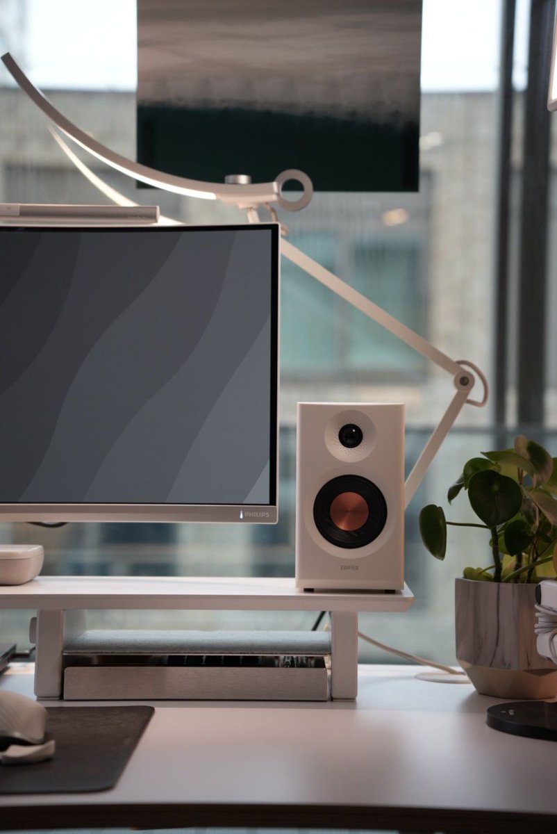 EdifierNA's tweet photo. Built for anyone creating a home studio or creative setup. The MR3 combines accurate studio tuning, room compensation controls, and versatile connectivity to fit into modern desktop setups. 

#EDIFIER #MR3 #StudioMonitor #Creators #StudioMonitor #Speakers #Audio #Explore https://t.co/7OJcKZUbGq