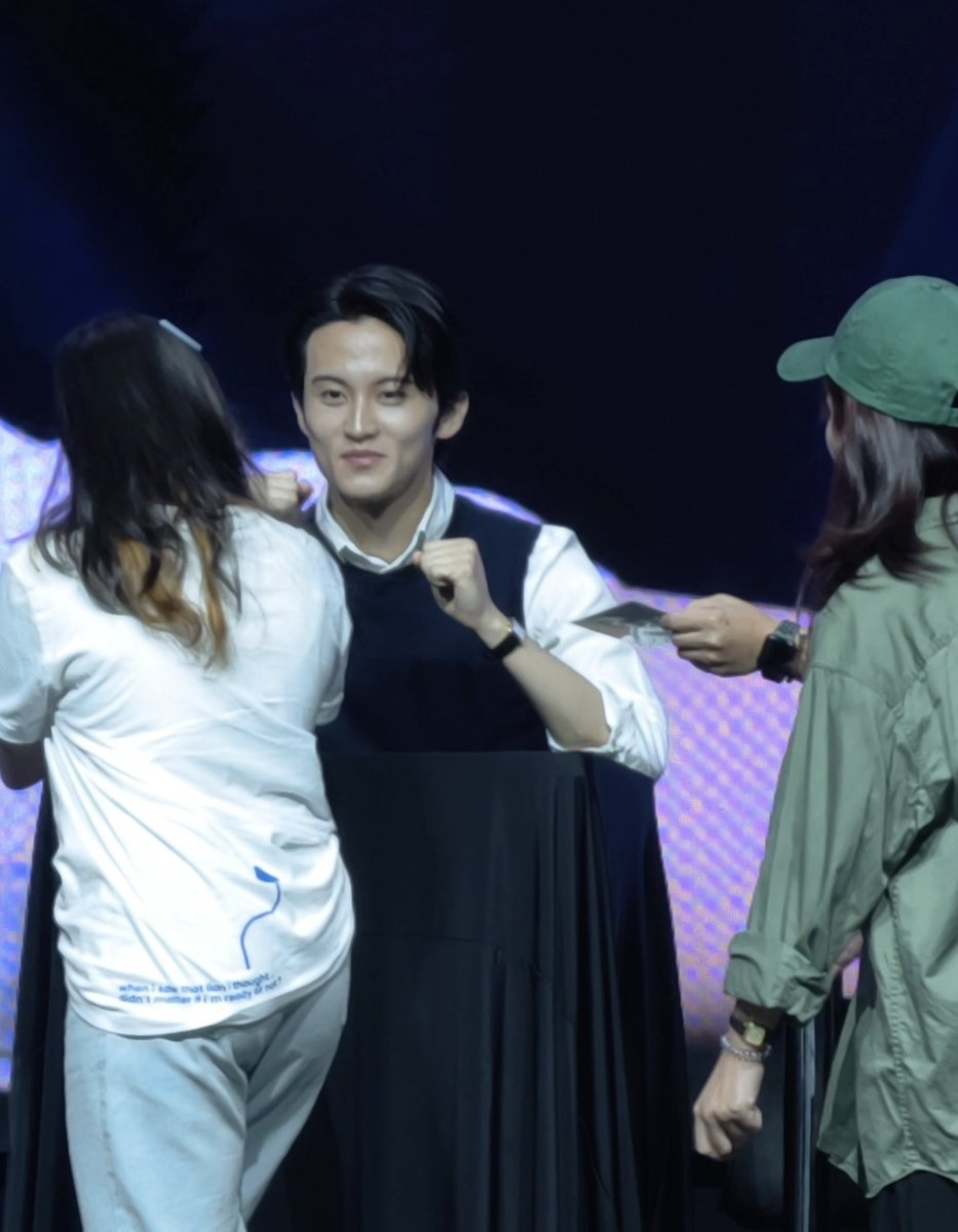 happyyfangirl's tweet photo. คลิปตอนรับโปสการ์ด ช่วงเวลาประมาณ 17.36 - 17.56 , 18.00 - 18.03, 18.31 - 18.32, 18.37 - 18.40, 19.09 - 19.11, 19.13  🙇🏻‍♀️🫶🏻

🔗 https://t.co/srh2ATrnTy 

#SISODRICEMILKSPECIALEVENTWITHMARKLEE #SISODRicemilkxMARKLEE #MARKLEE https://t.co/YDe3xEfnHc