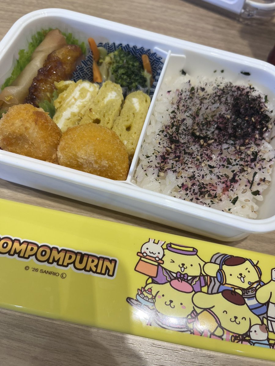 a_nn__4's tweet photo. 今日のお弁当🍱なんか卵焼きがいつもより大きくなってしまった https://t.co/8xKsTXaFJP