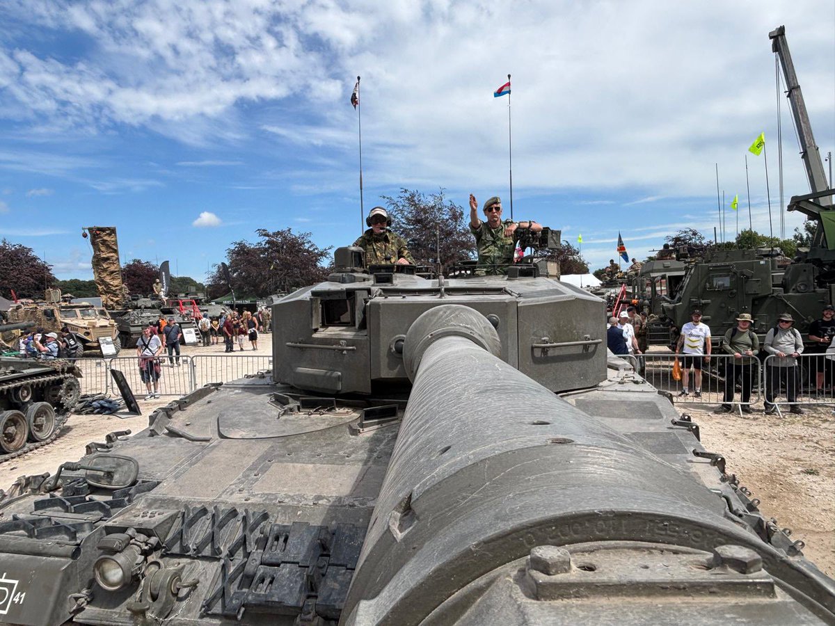klaasm67's tweet photo. The Dutch Leopard 2A4 was one of the stars of Tankfest at Bovington. The Netherlands once operated 445 of these tanks. During my deployment to Bosnia, the Leopard gave our unit considerable persuasive power. This particular vehicle belongs to the Historical Army Collection. https://t.co/hmpX4IYAqf