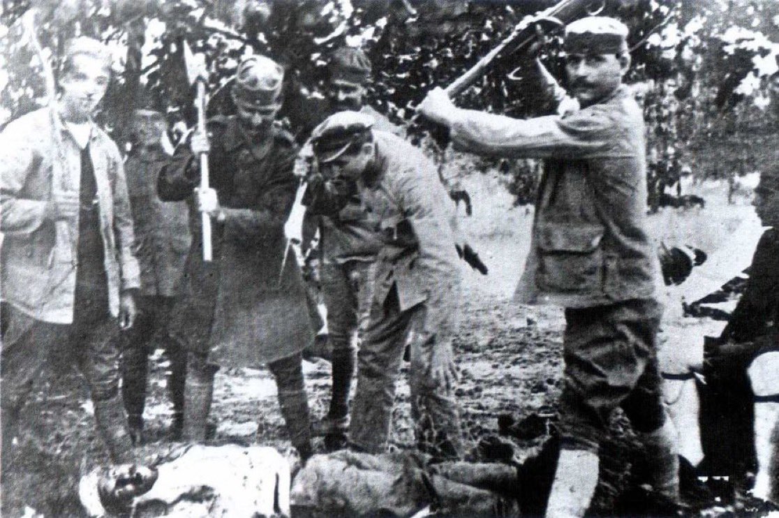 NaimBaburoglu's tweet photo. Yunan askerleri 3 yıl 3 ay 25 gün süreyle Anadolu'yu işgal ettiler.
Öldürdükleri bir Türk köylüsü ve çektirdikleri fotoğraf.
Yunan Ordusu katliamlar yaptı, köyleri, şehirleri yaktı, Türk kadınına her türlü vahşeti sergiledi.
-İnsan bu vatanda yaşar da Atatürk'ü sevmez mi? https://t.co/N9UrHlGY4C