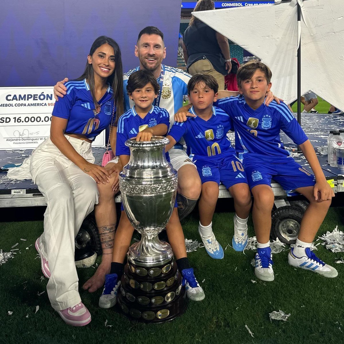 TheJudgesHQ's tweet photo. 🚨 Lionel Messi [GOAT]’s Dating History:
[The secret behind his success]

2003 — Antonela 🇦🇷 (15yo)
2004 — Antonela 🇦🇷 (16yo)
2005 — Antonela 🇦🇷 (17yo)
2006 — Antonela 🇦🇷 (18yo)
2007 — Antonela 🇦🇷 (19yo)
2008 — Antonela 🇦🇷 (20yo)
2009 — Antonela 🇦🇷 (21yo).... love https://t.co/iBJa1NKclf