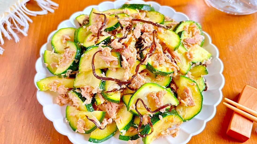 furafurafufu's tweet photo. ズッキーニは炒めるより、この食べ方がお気に入り

レンジで2分30秒加熱したら、ツナ・塩昆布・すりごま・ごま油・しょうゆを混ぜるだけ

火を使わず5分で、夕飯にもおつまみにも使える副菜が完成。ぜひ保存してご活用ください https://t.co/CI3UeNOWCk