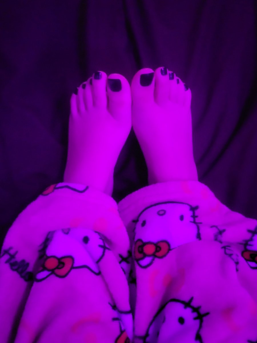 M0K020's tweet photo. Fuzzy socks or barefoot? 🤔💖
#nsfwtwtًً #feetِ https://t.co/YOXp5uHCRi
