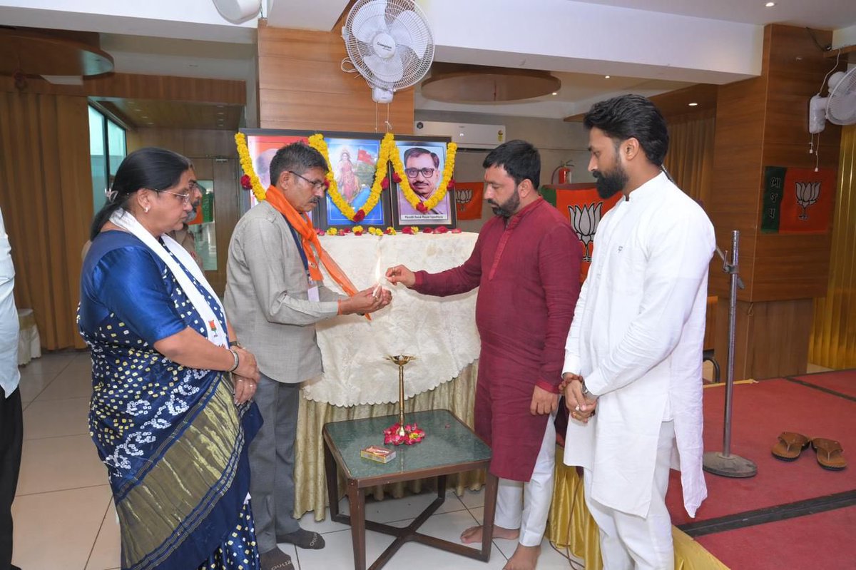 DhavalDaveBJP's tweet photo. અંબાજી ખાતે ભારતીય જનતા પાર્ટી બનાસકાંઠા જિલ્લાના કાંકરેજ તાલુકા મંડળ દ્વારા આયોજિત પંડિત દીનદયાળ ઉપાધ્યાય પ્રશિક્ષણ મહાઅભિયાનમાં ઉપસ્થિત રહી કાર્યકર્તાઓ સાથે ભારતીય જનતા પાર્ટીના ગૌરવશાળી ઇતિહાસ વિષય પર સંવાદ કરવાનો અવસર પ્રાપ્ત થયો.

આ પ્રસંગે પાર્ટીની વિચારધારા, સંગઠનના વિકાસની યાત્રા, રાષ્ટ્રપ્રથમના મૂલ્યો તથા જનસેવાના સંકલ્પ અંગે વિસ્તૃત માર્ગદર્શન પૂરું પાડ્યું. પ્રશિક્ષણ દ્વારા કાર્યકર્તાઓમાં સંગઠન પ્રત્યેની પ્રતિબદ્ધતા અને કાર્યકુશળતામાં વધુ વૃદ્ધિ થાય તેવી શુભેચ્છાઓ વ્યક્ત કરી.

કાર્યક્રમમાં જિલ્લાના આગેવાનો, પદાધિકારીઓ તથા કાર્યકર્તાઓ મોટી સંખ્યામાં ઉપસ્થિત રહ્યા હતા.