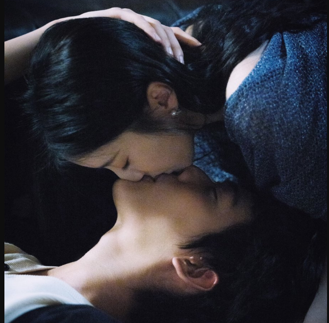 _odaoda_'s tweet photo. ppl say NES has a ridiculous plot, like zhou wan selling notes so student’s grade jumps, giving up gaokao, running away at 18, swimming to abandoned pool, luxixiao’s backwards oxygen mask scene, etc… I get it, it rly does sound unhinged lol😭
but I kept watching anw. my life is already so flat enough. so if a drama is a little ridiculous but still makes me laugh, cry, happy and feel attached to characters like they’re real people? I'M SOLD.