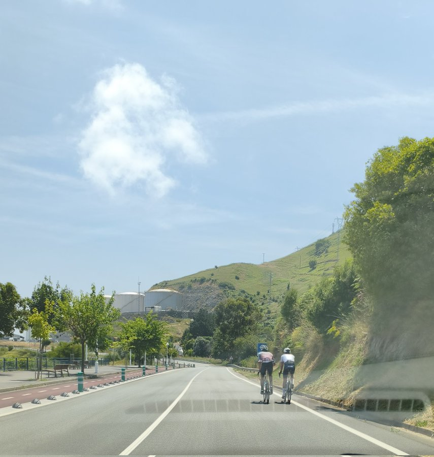 enbicipormadrid's tweet photo. ¿Por qué van los ciclistas por la carretera teniendo un carril-bici al lado?
Vamos a averiguarlo.
Pasadnos tuits en el que se vea la situación.
SOLO TUITS CON LOCALIZACIÓN CONCRETA.
Si no podéis averiguar dónde es, no nos lo enviéis.

Gracias.
(Difunde) https://t.co/7KBrBWVGvJ