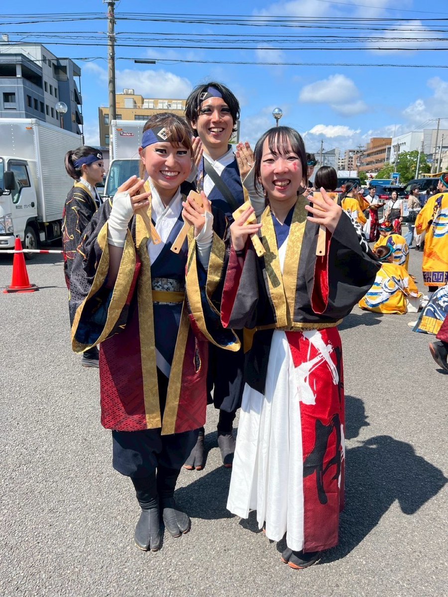 ouka_yosakori's tweet photo. 【スポット参加報告】
6月28日に秋田県でおこなわれた｢第29回ヤートセ秋田祭｣にて、
桜家から｢魂響｣、｢轍-wadachi-｣、｢我侭｣様に踊り子・サポートスタッフとして計3人参加させていただきました！✨

参加させていただいたチームの皆様、大変ありがとうございました!! https://t.co/tzYFS7IG7V