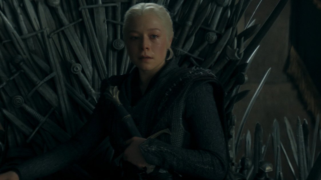 jlinzombie's tweet photo. Esse episódio mostrou como não é difícil tomar o trono quando se tem o poder dos dragões.

Rhaenyra aproveitou a melhor oportunidade que tinha em meio a guerra. Daenerys podia ter tomado o trono desde que chegou em Westeros, mas preferiu ouvir os conselhos do Jon e do Tyrion.

#HOTD #HouseoftheDragon