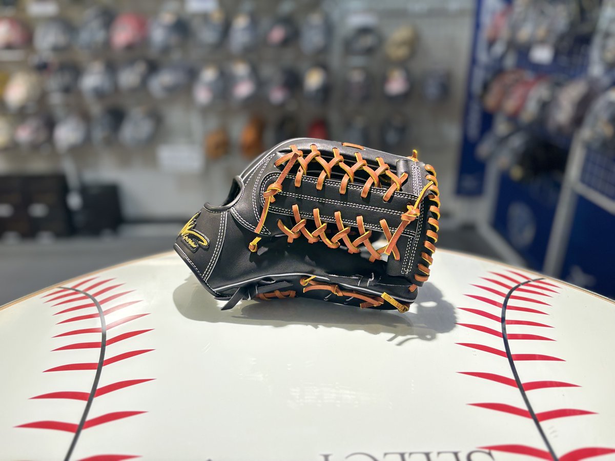 _baseballselect's tweet photo. アイピーセレクトから硬式外野用"017"型が入荷しました！

芯にこだわり、より自然な手の形を追求したモデル。

サイズは32cmで程よい大きさの扱いやすいサイズ感。

型付け済みですので、即日お持ち帰り可能！
キャッチボール、ノック等ですぐお使いいただけます。

中学生、高校生にオススメです！ https://t.co/cHaGi1TQJ3