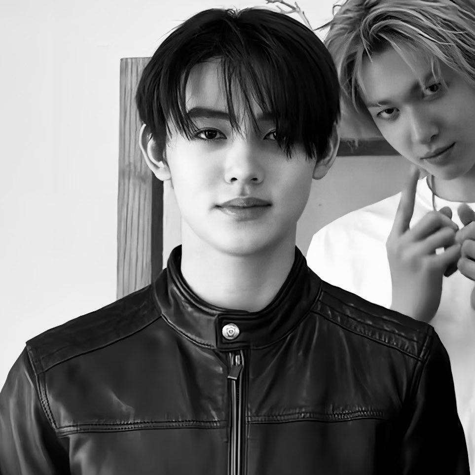 skyxxblue_'s tweet photo. hehe leather jacket 😂😭😂😭 https://t.co/moY663FG9D