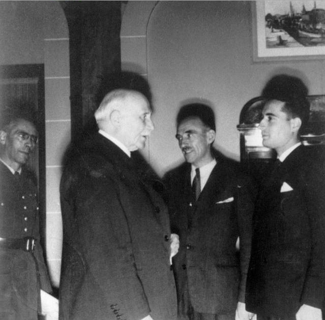 plouf60335's tweet photo. @AMontezuma Mitterrand à Vichy... T'en veux d'autres sac à merde ? https://t.co/1Ramq8wQWo