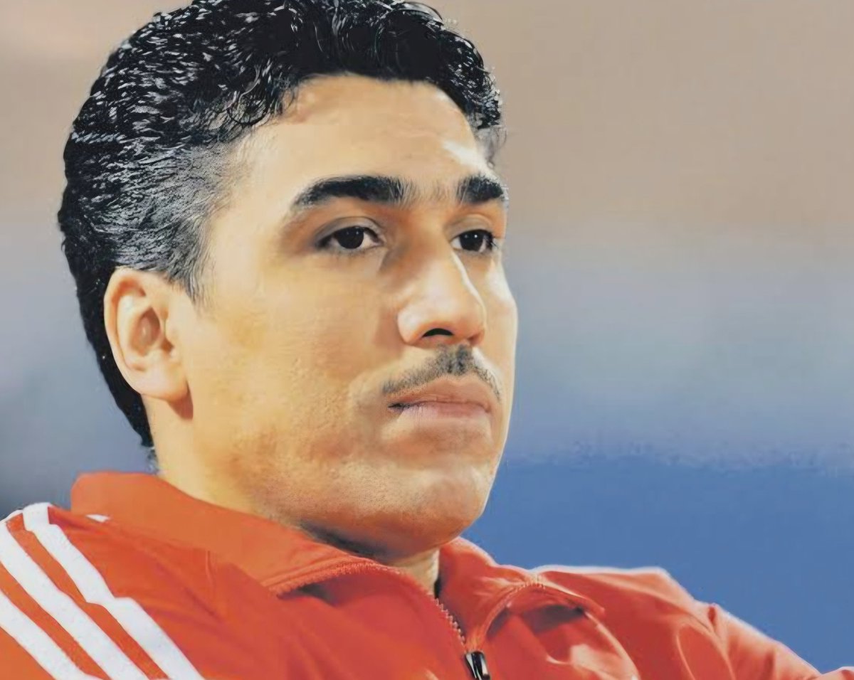 farhan_alfarhan's tweet photo. الدول ..
الشركات الكبرى .. المؤسسات العملاقة ..
عندما تواجه مشكلات معقدة ، تستعين بمراكز الدراسات التي يقوم عليها أساتذة الجامعات ، لإيجاد حلول ناجحة لمشكلاتها ..
الكرة السعودية تعيش أزمة كبرى ، لن تحلها المشاعر و العواطف و الفزعات ..
الكرة السعودية تحتاج لعقول متسلحة بالعلم و المعرفة و الخبرة ..
الدكتور حاتم خيمي كمثال :
- لاعب سابق .
- رئيس نادي سابق .
- أستاذ جامعي مختصص في الشأن الرياضي .

* ترف وقت التجريب ( عساه ينجح ) لا يليق بالمرحلة .