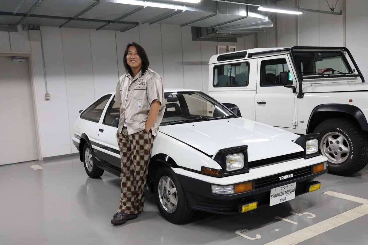 TOYOTA_AM's tweet photo. 『ワイスピ』ハン役でおなじみ
サン・カンさんご来館✨

ご自身が監督も務める新作映画『DRIFTER』と、日本が舞台となるレースゲーム『Forza Horizon 6』のコラボ企画の日本旅行ツアーで #トヨタ博物館 に！企画展などご覧いただきました
見所満載の当館へみなさんもぜひお越しください☺ https://t.co/5r5sjsfXIZ