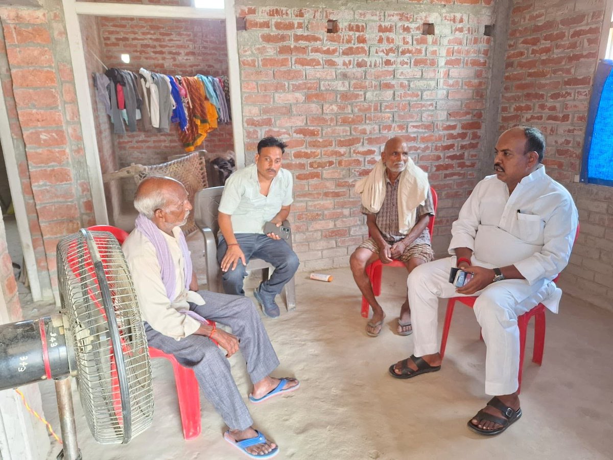 RajeshMLABJP's tweet photo. 1. ग्राम सभा गोल्हनपारा निवासी श्री अवधेश गौतम जी की पूज्य माताजी की दुखद निधन पर उनके आवास पहुंचकर शोक संवेदना व्यक्त किया तथा शोकाकुल परिजनों को इस दुख की घड़ी में ढांढस बंधाया।
2. श्री बृजभान सिंह जी निवासी डोमापुर के आकस्मिक निधन की दुखद सूचना पर उनके आवास पहुंचकर शोक... https://t.co/fqvlOrY9JK