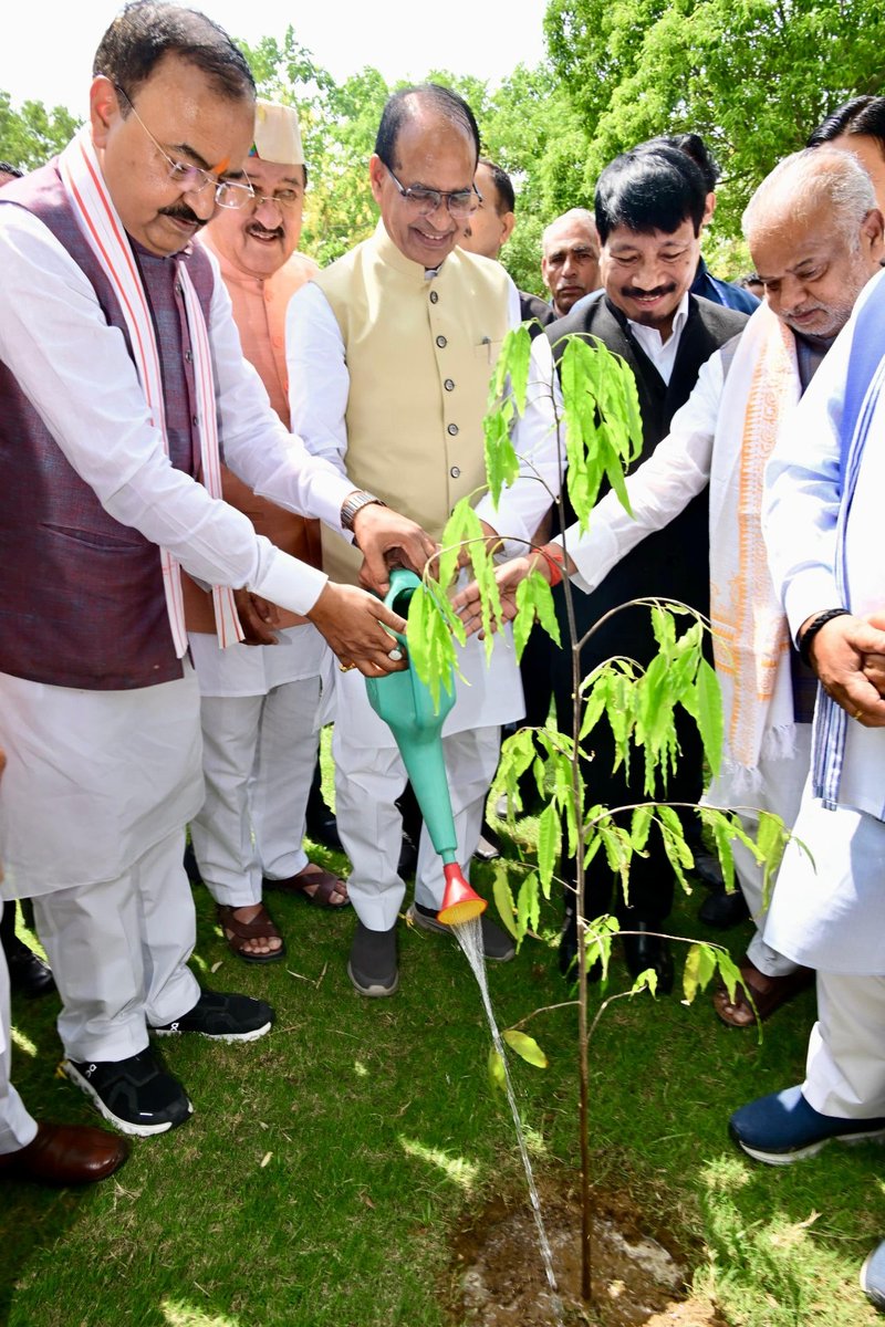 BJP4UP's tweet photo. 'एक पेड़ मां के नाम' पौधरोपण महाभियान-2026 के तहत केंद्रीय मंत्री श्री @ChouhanShivraj एवं उप मुख्यमंत्री श्री @kpmaurya1 ने नई दिल्ली में पौधरोपण किया।

#एक_पेड़_माँ_के_नाम #BJP4UP https://t.co/4cEBVeOwZP
