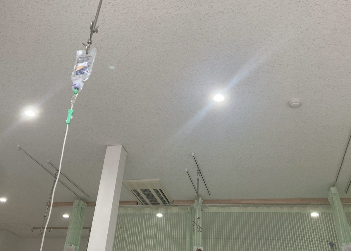 an_3124's tweet photo. ちょっとのどが痛くて病院来たら熱もないのになんか点滴されてる😇 https://t.co/GZYfFWacog