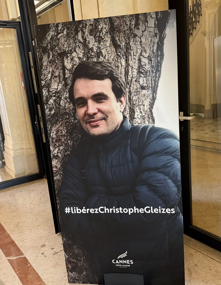 davidlisnard's tweet photo. Aujourd’hui, 1 an jour pour jour que Christophe Gleizes est condamné et emprisonné pour « apologie du terrorisme » en Algérie.

Il est en en fait en prison depuis son arrestation, il y a 25 mois. Son portrait est dans l’entrée de la mairie de Cannes.

Condamné à 7 ans de prison pour avoir fait son métier de journaliste. En réalité otage d’un régime algérien qui n’hésite pas à sombrer dans l’arbitraire, surtout contre des Français. 

Notre compatriote devrait être dans les tribunes de presse du Mondial. Son siège est vide. La FIFA lui a donné son accréditation, l’Algérie, elle, lui a pris sa liberté.

Chaque jour de cette Coupe du monde devrait être un rappel. 

Chaque match de l’équipe de France, une occasion de prononcer son nom.

À la place : le silence. Médiatique et politique.

Tebboune peut le gracier. Macron peut exiger.

Qu’attendent-ils ?

#LibérezGleizes #Gleizes #CoupeDuMonde2026