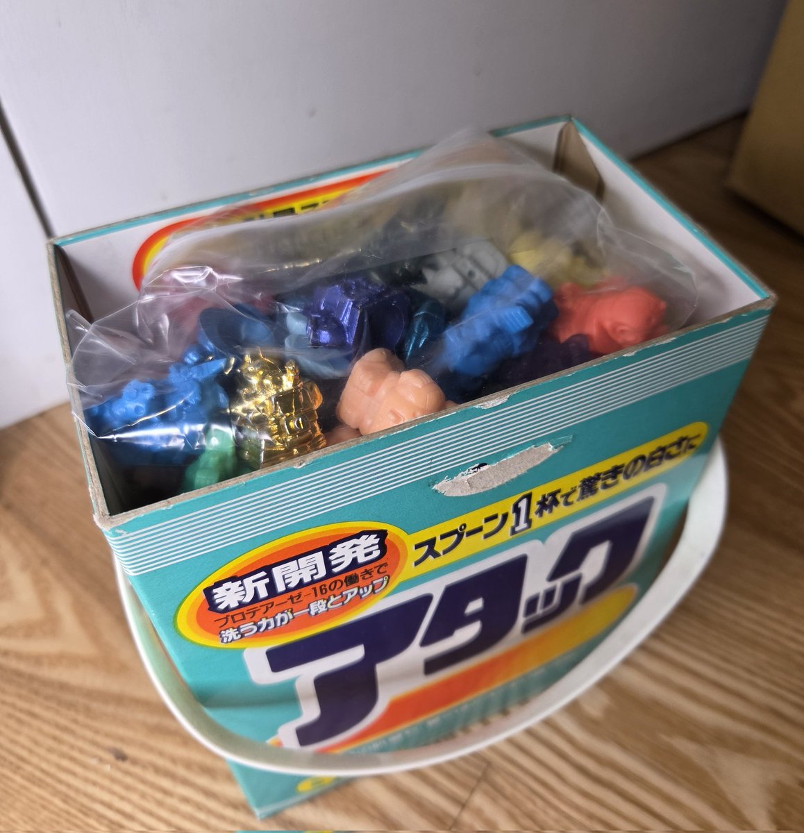 hikamiai's tweet photo. 保管状況はこの洗剤の箱にドバーっと入っていました。
（ジッパー袋に入れたのは私）
これだとガンケツ… https://t.co/93ZwhrkDpS