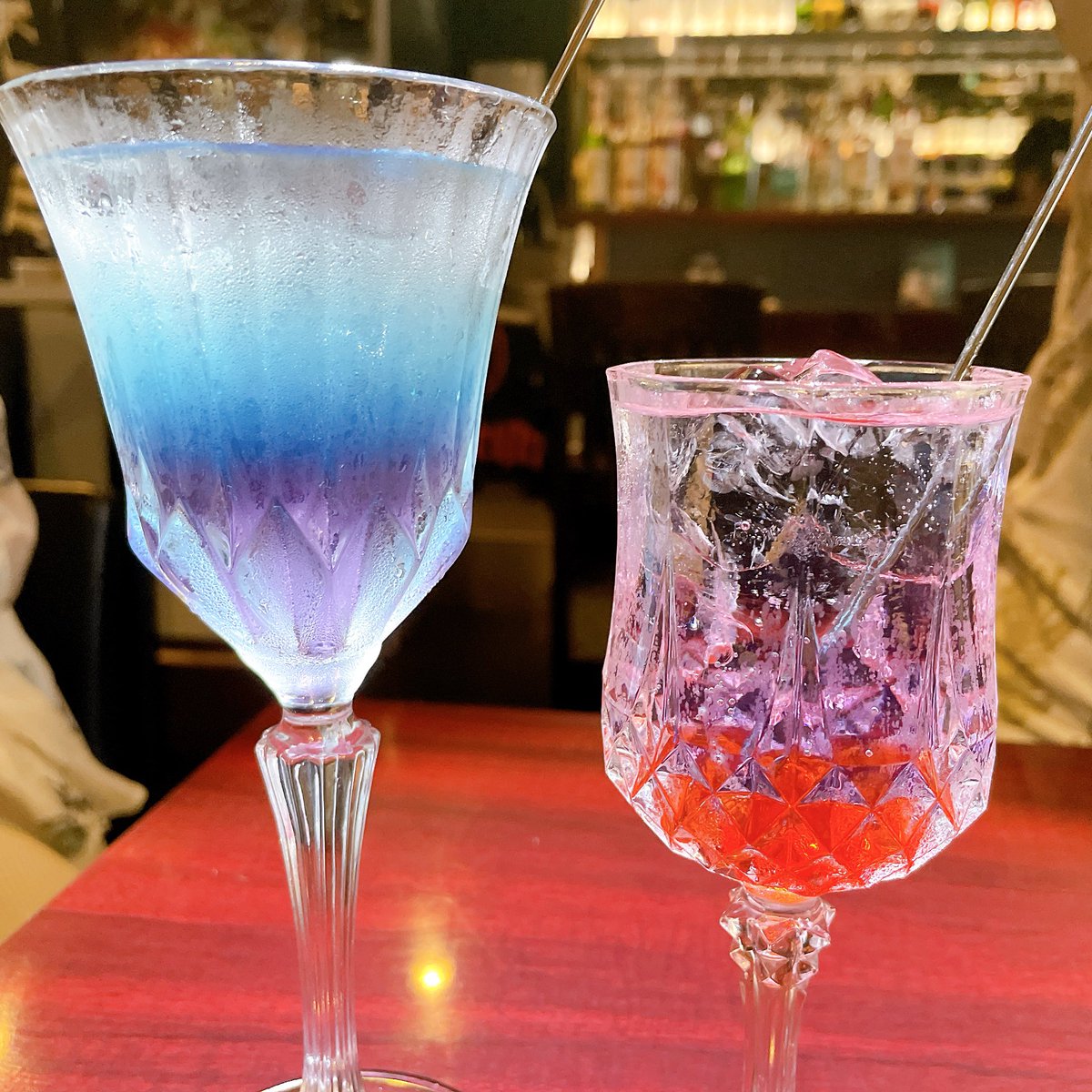 ElaineWilly0109's tweet photo. それぞれ咲月様と、菊蝶様と（少女時代→現代軸）、白と、ですわ！ https://t.co/xeLZY3wIwA