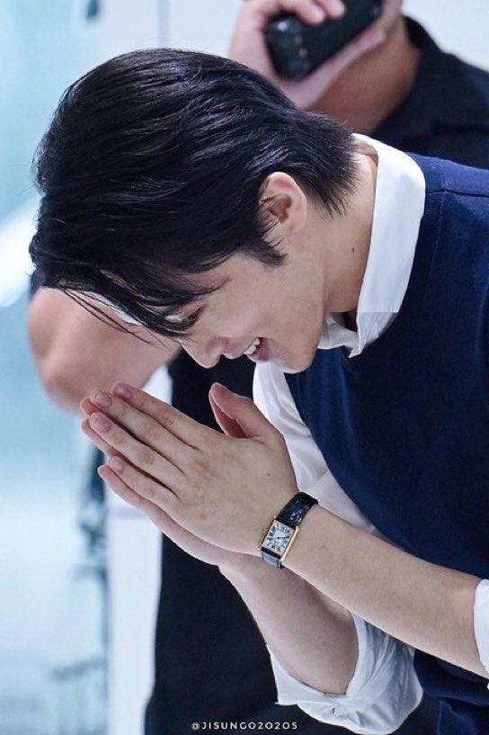 onyourelle's tweet photo. คือหล่อผู้ดีมากอะ ถ้าไม่ใช่ดาราศิลปิน ฮีคงเป็นคุณชาย โตในวัง ไปเรียนอยู่อังกฤษจนจบปริญญาโทแล้วกลับมาทำงานที่บ้าน หนุ่มพระนคร เมะพระนครมากกก เสื้อผ้า ทรงผม บุคลิก ทุกอย่างมันส่งเสริม��ันหมดจริง ๆ ยิ่งพอใส่นาฬิกาด้วยเหมือนเสริมความภูมิฐานอะ หล่อมากกกก มาร์คลีชุดนี้จะเป็นตำนานละเนี่ย https://t.co/uDXq7vcyl1