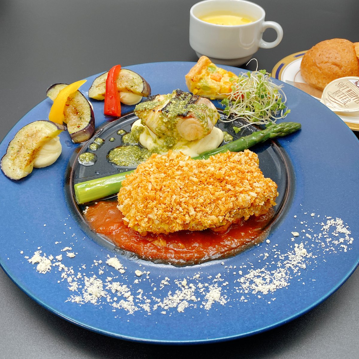 TOYOTA_AM's tweet photo. 【7・8月限定 #シェフのこだわり旬ランチ】
#トヨタ博物館 のレストラン #AVIEW です🧑🍳
お肉とお魚の両方を一皿で味わうことができる、お得な7・8月の限定ランチをご紹介します。
・錦爽鶏のスーヴィット ディアブル風
・天然スズキのポアレ バジルピストゥを添えて
レストランの詳細👉https://t.co/aZtQrj1WL6