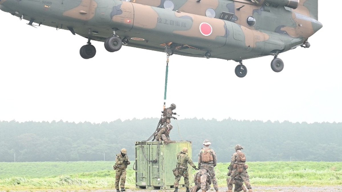 JGSDF_WA_pr's tweet photo. 【 ＃ＲＤ２６ 】 ＃西部方面隊 は、 ＃大矢野原演習場 において米海兵隊と ＃機外懸吊 訓練を実施しました。機内に入らない大型装備品や物資をヘリコプターに吊り下げて空輸する、島しょ防衛の後方支援に不可欠な技術です。日米の相互連携と輸送能力の向上を図りました。
https://t.co/pk6R8PrhcB
＃日米共同訓練 ＃抑止力 ＃ResoluteDragon ＃西部方面航空隊 ＃在日米第三海兵遠征軍 ＃ⅢMEF Marines ＃CH-47JA ＃CH-53E