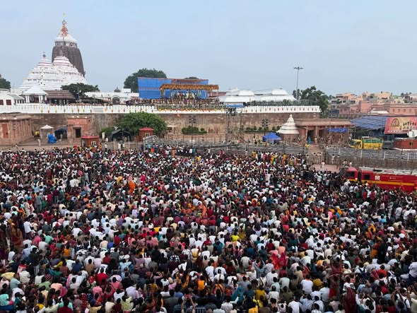 ArgusNews_in's tweet photo. #ବଡ଼ଦାଣ୍ଡରେ_ଭକ୍ତିର_ଭିଡ଼...
କାଳିଆ ସାଆନ୍ତଙ୍କ ସ୍ନାନଯାତ୍ରା ଓ ଦିବ୍ୟ ଗଜାନନ ବେଶ ଦର୍ଶନ ପାଇଁ ପୁରୀ ଆଜି ଭକ୍ତିମୟ ସମୁଦ୍ରରେ ପରିଣତ ହୋଇଛି।
#SnanaPurnima2026 #PuriDham #SeaOfDevotees #KaliaSaanta #JaiJagannath #Puri #Odisha #ArgusNews https://t.co/6NhBMsnZuA