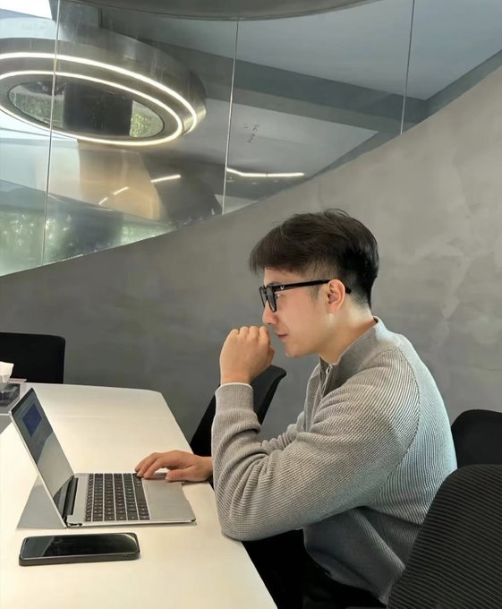 7mood10061's tweet photo. 在香港做实习程序员的年轻人，用 Claude 搭建了一个量化机器人，在 Polymarket 上净赚了 34.28 万美元

85 天内，他完成了 6.8 万多次预测，胜率 51%。从 4 月 5 日开始，这个账户平均每天盈利约 4033 美元，每小时执行超过 33 笔交易。

他的 Polymarket 账户是：https://t.co/4paW9arKzm

他存入 21.76 万美元本金，目前整体收益率达到 +157.5%。

机器人的策略并不复杂：专注捕捉短期加密市场中定价滞后的机会，在市场完全反应过来之前提前进场，然后把同一个微小优势在大量交易中反复执行。收益不是靠单笔大爆发，而是通过持续重复同一个 edge 慢慢积累起来的。

部分代表性盈利交易包括：
- 149 美元 → 13,450 美元（+8904%）
- 6723 美元 → 16,281 美元（+142%）
- 19,460 美元 → 28,989 美元（+48%）

真正有价值的地方在于，这是一套可重复的短周期执行流程，而不是依赖某一次的运气判断。