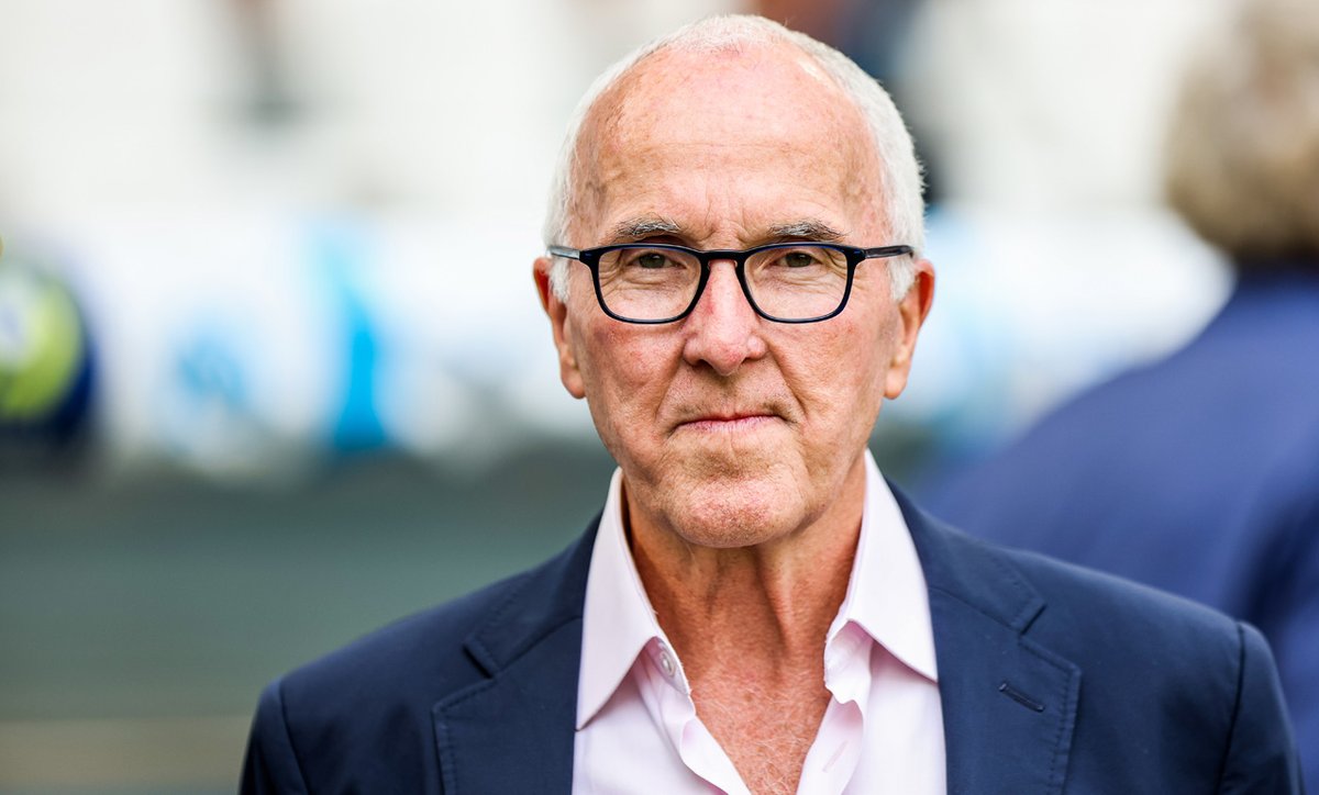 FCMarseille's tweet photo. Mercato OM en attente...

McCourt fixe une règle stricte ? L'OM ne recrutera pas avant d'avoir vendu. 🚫

Selon Fabrice Hawkins (RMC Sport), Frank McCourt a fixé une règle claire pour ce mercato : aucune arrivée tant que des départs ne sont pas actés. Mason Greenwood, Pierre-Emile Højbjerg, Pierre-Emerick Aubameyang ou Geoffrey Kondogbia pourraient donc débloquer la situation.

#OM #TeamOM #MercatoOM