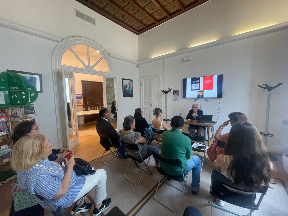 ConsulMexMIL's tweet photo. @ConsulMexMIL agradece al Prof. Antonio Aimi por la interesante conferencia impartida el pasado jueves en el Consulado sobre los más recientes descubrimientos arqueológicos en México, realizando una interesante reflexión sobre la identidad mexicana. https://t.co/Kfy5KdSDYt