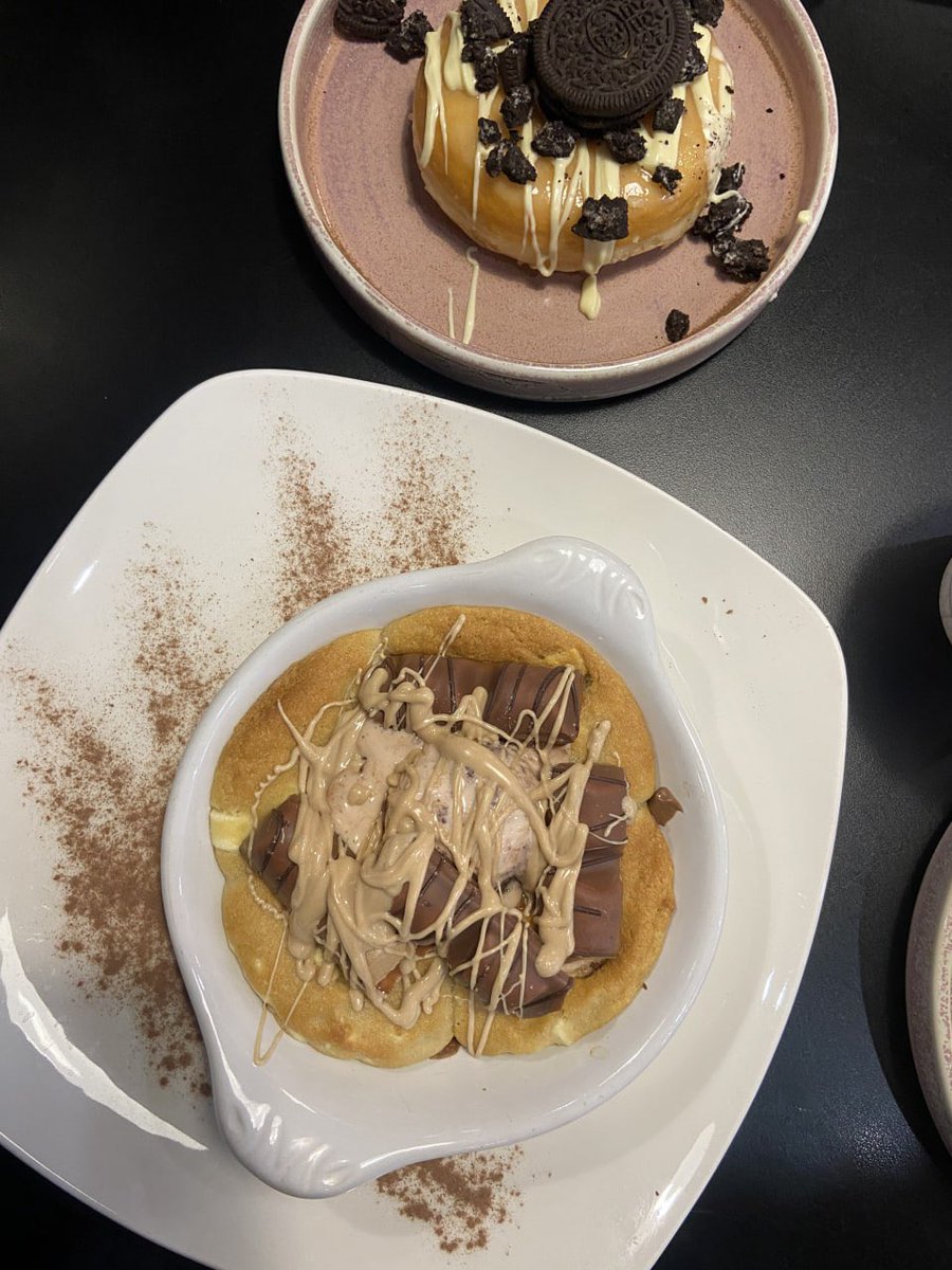 Addabelle05's tweet photo. all this dessert and nobody to share it with https://t.co/AOb4YOYZA6