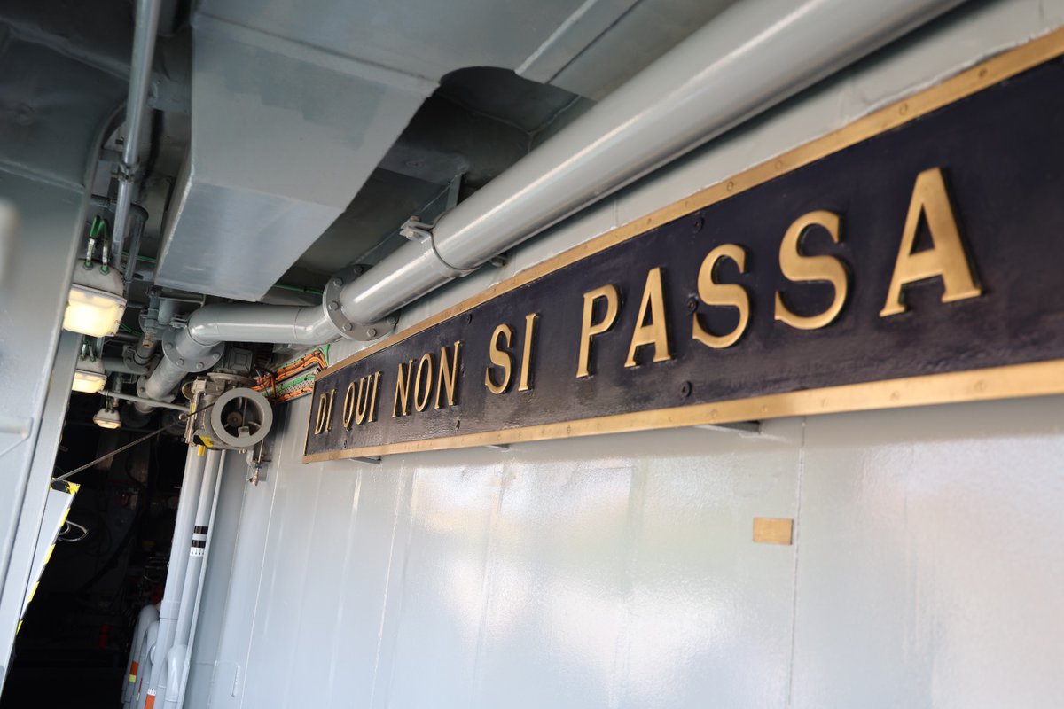 MinisteroDifesa's tweet photo. #CulturaDifesa

Ci sono frasi che non invecchiano mai.
Parole che solcano il mare, attraversano la storia e continuano a raccontare l’anima di un equipaggio.
Sono i motti delle navi della #MarinaMilitare: frasi brevi che racchiudono identità, tradizione e spirito di appartenenza.

Alcuni esempi ❓
⚓ “Nei secoli fedele” di Nave Carabiniere (ovviamente 😅)
⚓ “Arremba San Zorzo” di Nave San Giorgio
⚓ “Di qui non si passa” di Nave Alpino
⚓ “Faventibus ventis” di Nave Palinuro
⚓ “Non chi comincia ma quel che persevera” di Nave Amerigo Vespucci.

Ogni motto è molto più di una frase: è una rotta morale, un’eredità da custodire, un impegno che accompagna le donne e gli uomini di bordo, generazione dopo generazione.

Ne conosci altri ? ⚓