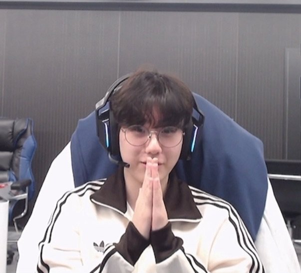 yanfeiletters's tweet photo. dk thoughts and prayers collection https://t.co/1eDgdBVbIN