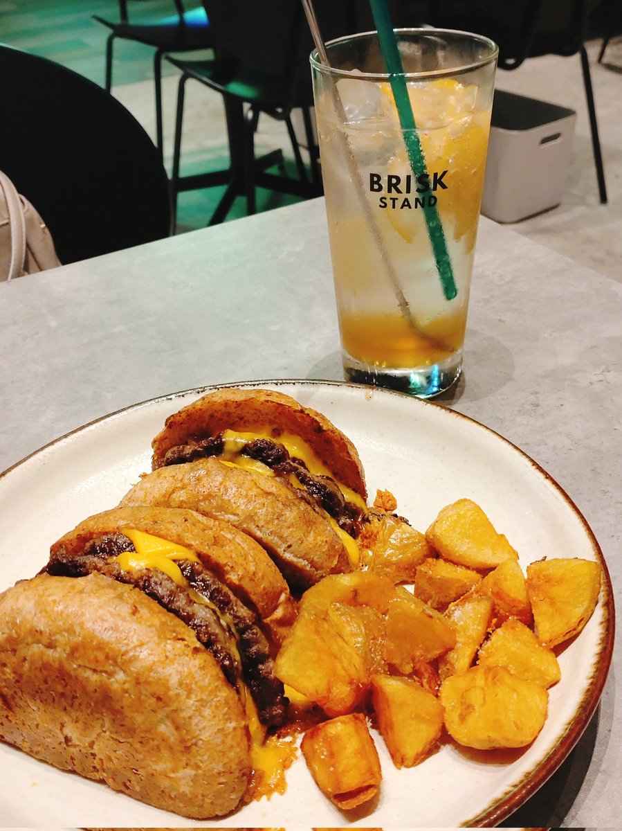 takezo_miru's tweet photo. エスコンにも期間限定で出店していた『BRISK STAND』さんの実店舗に初訪問。看板メニューの“切ったやつダブルパティ”を注文🍔
肉汁たっぷりのハンバーグを想像していたが、牛肉そのものを食べているかのような肉々しさ! だが味付けがかなり濃く、やや旨味が足りない印象。↓
#BRISKSTAND https://t.co/0Hjoggjv2Z