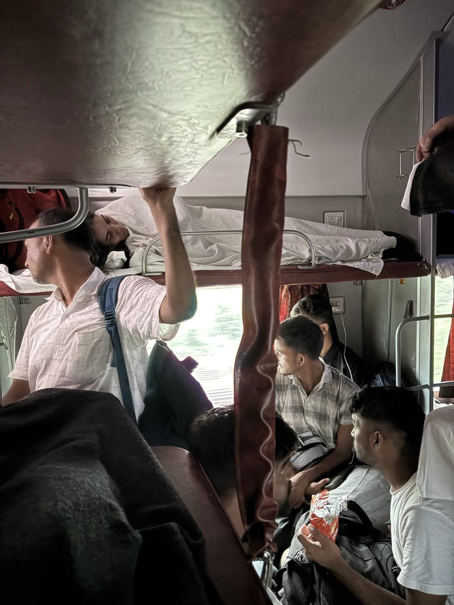 jugabrat_'s tweet photo. @RailwaySeva @RailMadad https://t.co/xKLE6WvLHf