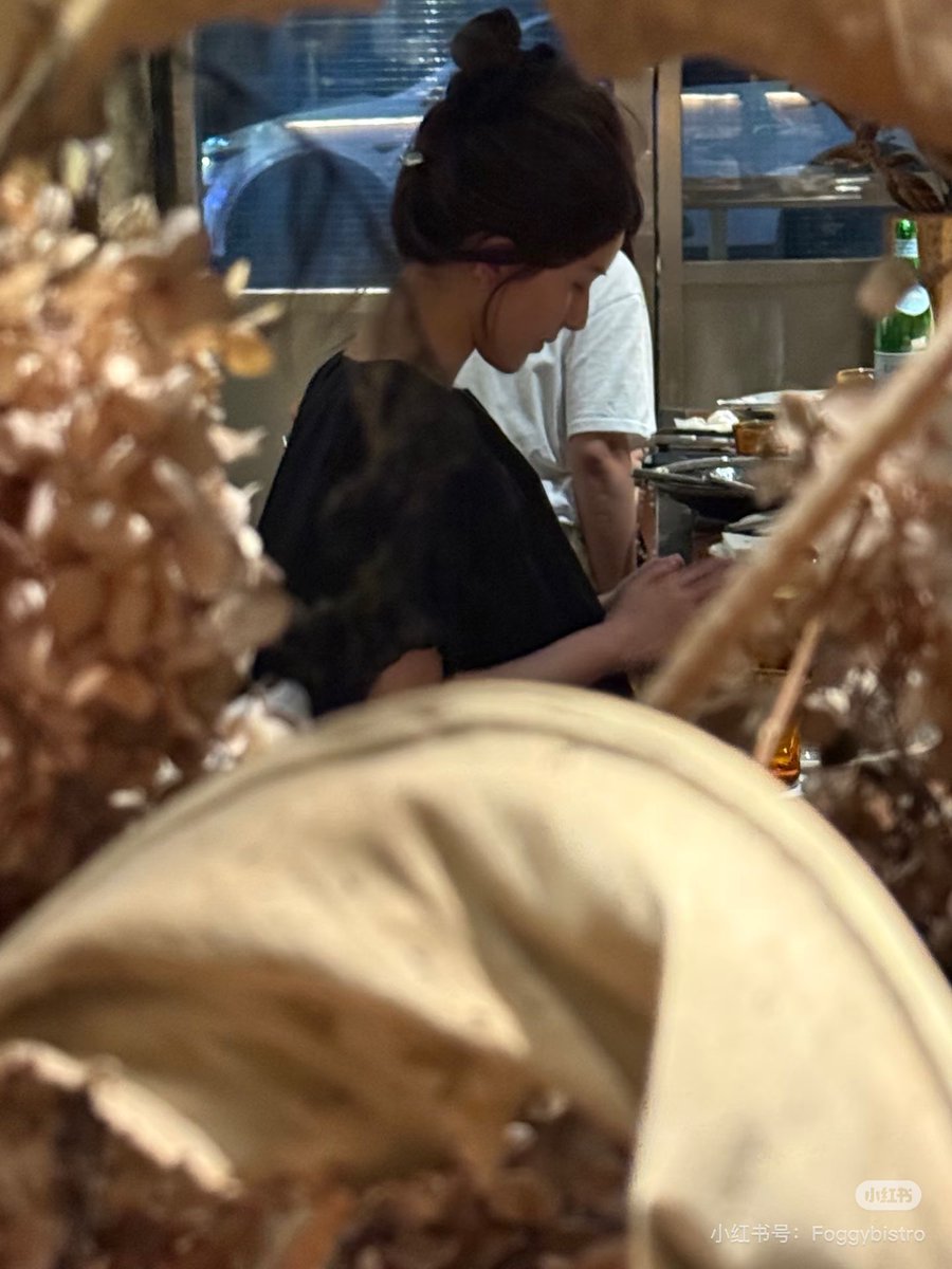 XofficialRosyMY's tweet photo. From now on, a new place will added to my list of must-visit spots in Chengdu💜
📷 https://t.co/VNpITmORW5

Last Friday afternoon, they saw Lusi holding two dogs enter their store
（Lusi make a block booking）

#จ้าวลู่ซือ #ZhaoLusi #Rosyzhao #赵露思 #triệulộtư #조로사 https://t.co/MESHvnVxC4